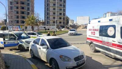 Adıyaman’da iki otomobilin kavşakta çarpışması sonucu 2 kişi yaralandı.