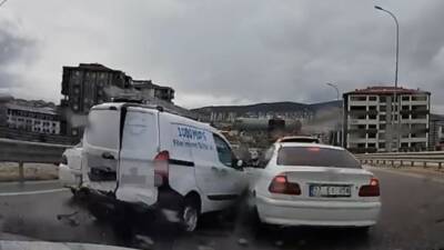 Gaziantep’te kontrolden çıkan hafif ticari araç, savrularak önünde duran 4