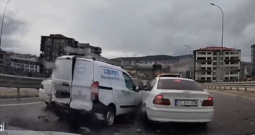 Gaziantep’te kontrolden çıkan hafif ticari araç, savrularak önünde duran 4