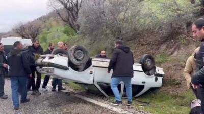Adıyaman’da, yağışlardan dolayı kayganlaşan yolda kontrolden çıkan otomobil takla attı.