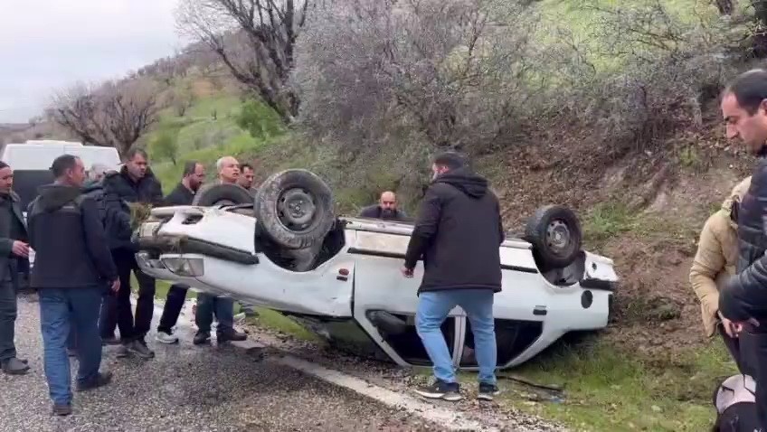 Adıyaman’da, yağışlardan dolayı kayganlaşan yolda kontrolden çıkan otomobil takla attı.