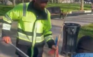 Bir temizlik işçisi, küçük oğluyla birlikte sokak temizliği yaparken vatandaşların