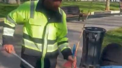 Bir temizlik işçisi, küçük oğluyla birlikte sokak temizliği yaparken vatandaşların