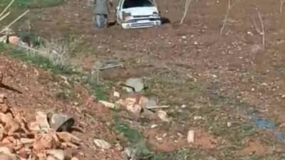 Siirt’in Kurtalan ilçesinde sürücüsünün direksiyon hakimiyetini kaybettiği otomobilin tarlaya uçması