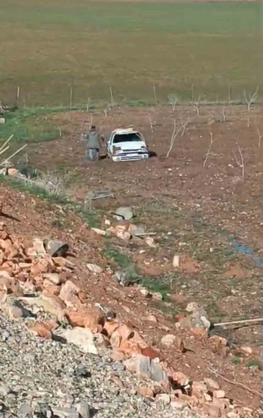 Siirt’in Kurtalan ilçesinde sürücüsünün direksiyon hakimiyetini kaybettiği otomobilin tarlaya uçması