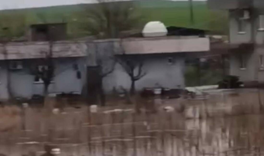 Siirt’in Kurtalan ilçesinde sağanak yağışla birlikte bazı köy yolları kapanırken,