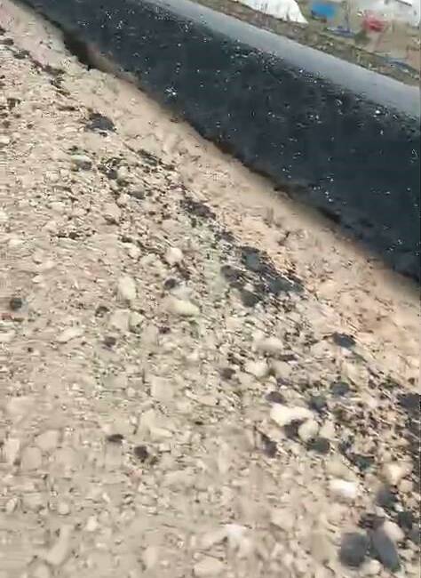 Siirt’in Kurtalan ilçesinde yeni yapılan karayolunun alt tarafında boşluklar olması