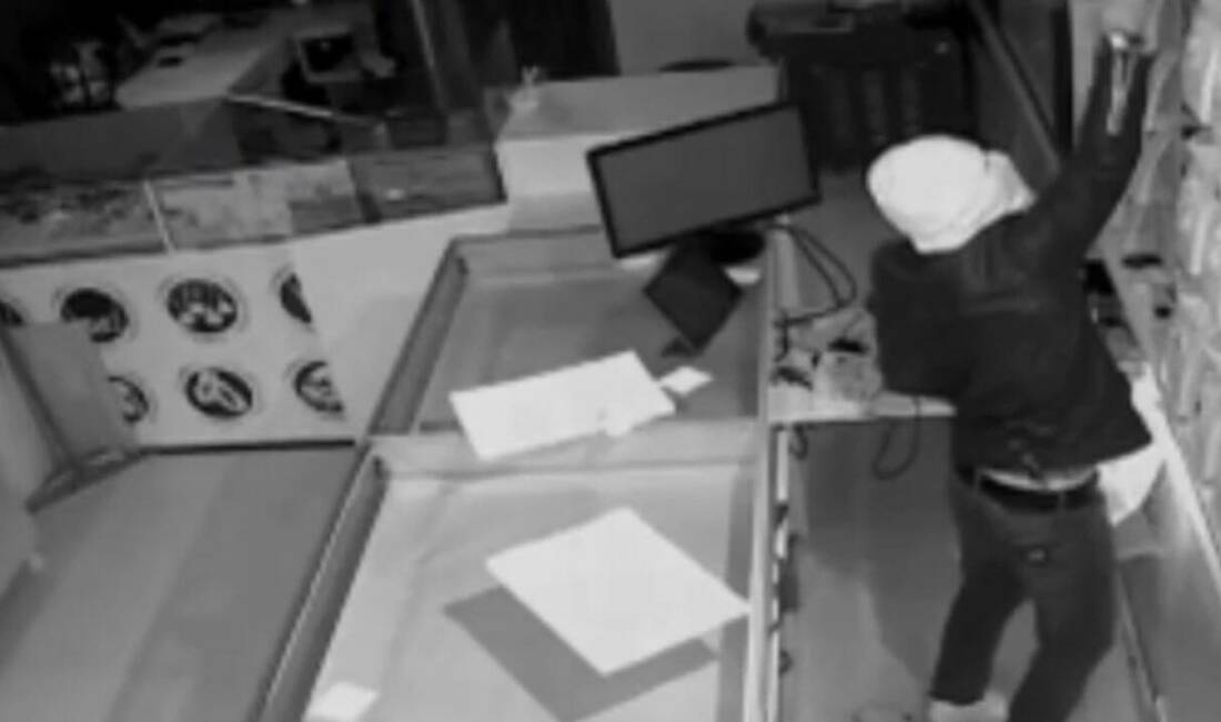 Şanlıurfa'nın Bozova ilçesinde bir kuyumcuda meydana gelen hırsızlık anı güvenlik