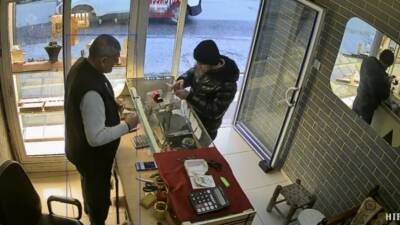 Kuyumcudan 60 bin lira değerinde altın yüzük çalan şahıs kayıplara