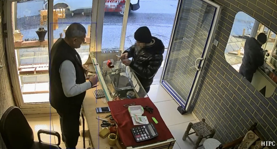 Kuyumcudan 60 bin lira değerinde altın yüzük çalan şahıs kayıplara