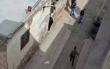 Adıyaman’da madde bağımlısı olduğu iddia edilen bir şahıs, sokak ortasında