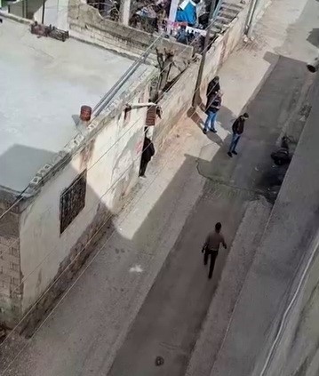 Adıyaman’da madde bağımlısı olduğu iddia edilen bir şahıs, sokak ortasında