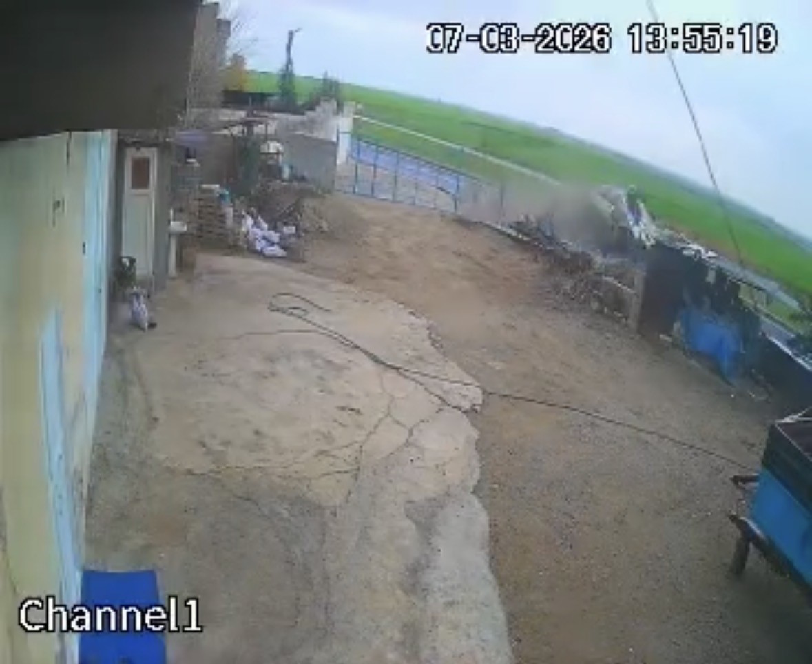 Mardin’in Nusaybin ilçesinde kamyonetin kontrolden çıkıp tümseğe çarptığı ve 3