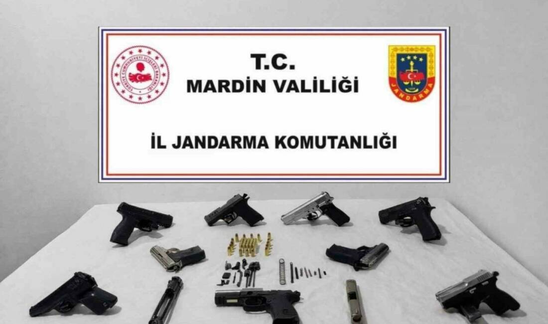 Mardin’in Kızıltepe ilçesinde düzenlenen operasyonda 8 ruhsatsız tabanca ele geçirildi.