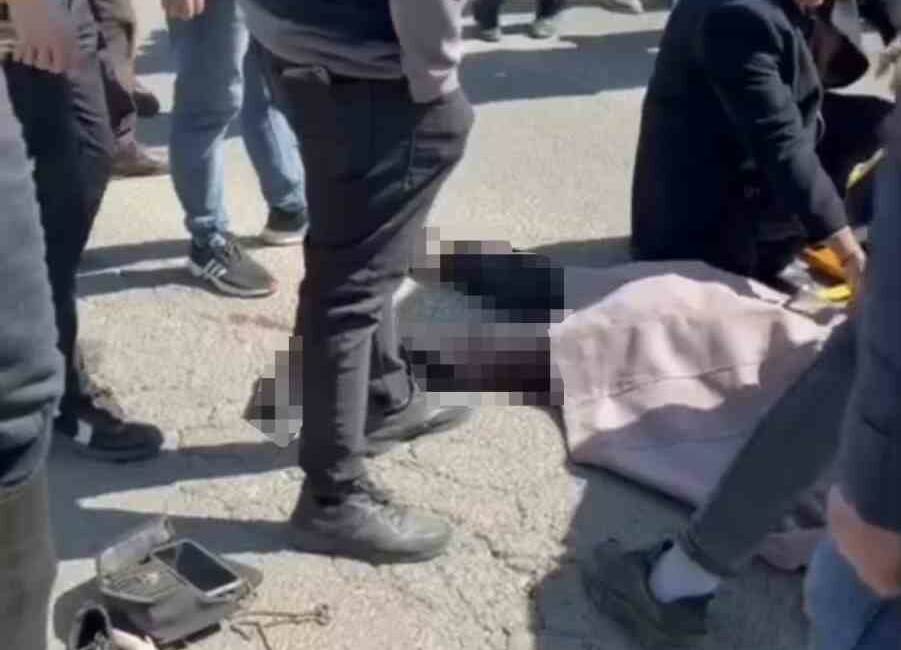 Mardin’in Kızıltepe ilçesinde yolun karşısına geçmeye çalışırken hafif ticari aracın