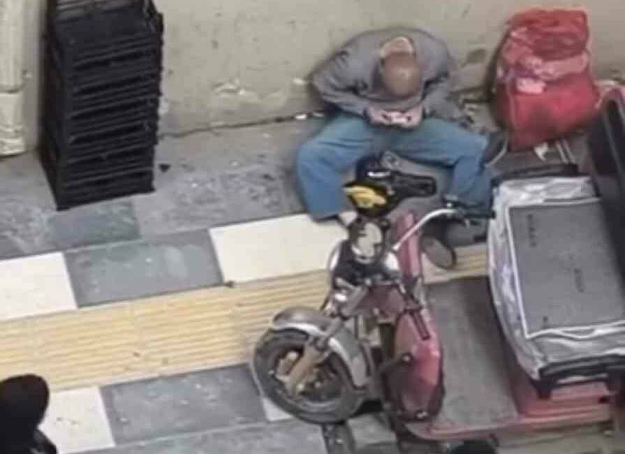 Dilencilik yapan bir kişi, topladığı paraları sayarken kameralara yakalandı.