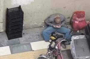 Dilencilik yapan bir kişi, topladığı paraları sayarken kameralara yakalandı.