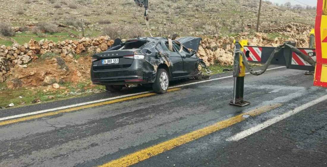 Mardin’in Midyat ilçesinde sürücüsünün direksiyon hakimiyetini kaybettiği otomobil takla attı.