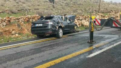 Mardin’in Midyat ilçesinde sürücüsünün direksiyon hakimiyetini kaybettiği otomobil takla attı.