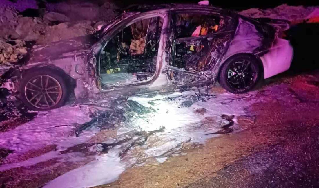 Mardin’in Kızıltepe ilçesinde seyir halindeyken alev alan otomobilde çıkan yangın