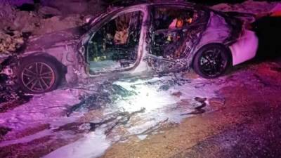 Mardin’in Kızıltepe ilçesinde seyir halindeyken alev alan otomobilde çıkan yangın