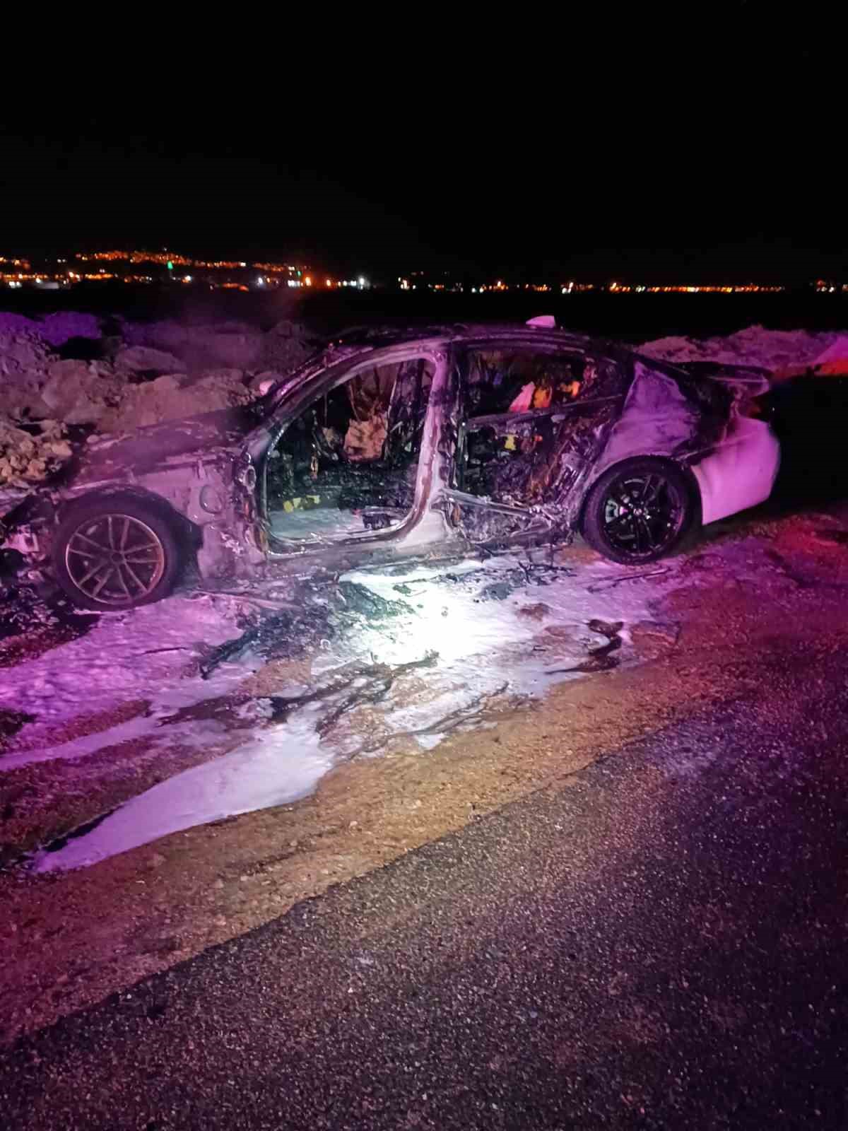 Mardin’in Kızıltepe ilçesinde seyir halindeyken alev alan otomobilde çıkan yangın