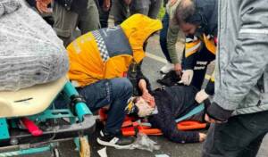 Yolun karşısına geçmeye çalışan bir yaya, seyir halindeki bir tanker