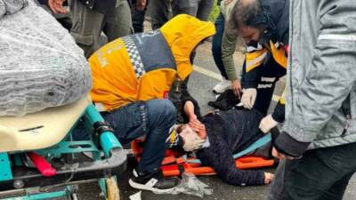 Yolun karşısına geçmeye çalışan bir yaya, seyir halindeki bir tanker