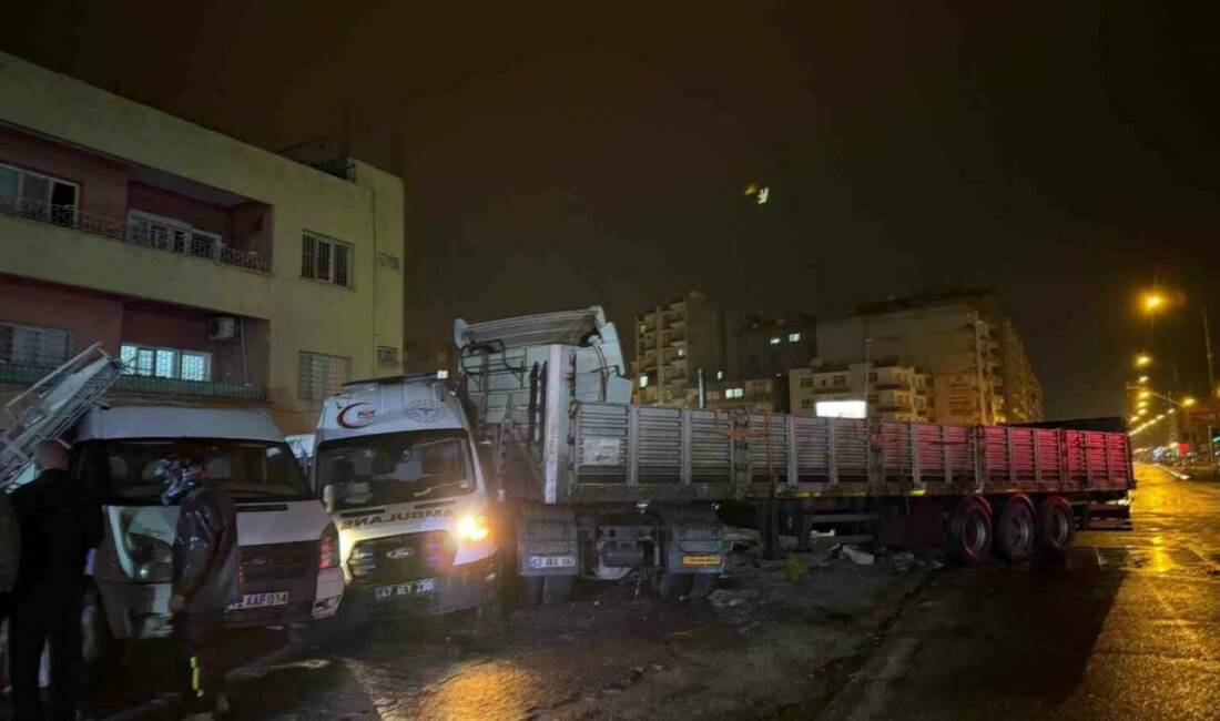 Mardin’in Kızıltepe ilçesinde meydana gelen zincirleme trafik kazasında 3 ambulans
