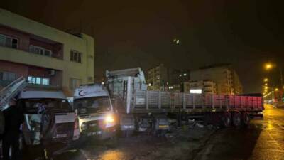 Mardin’in Kızıltepe ilçesinde meydana gelen zincirleme trafik kazasında 3 ambulans