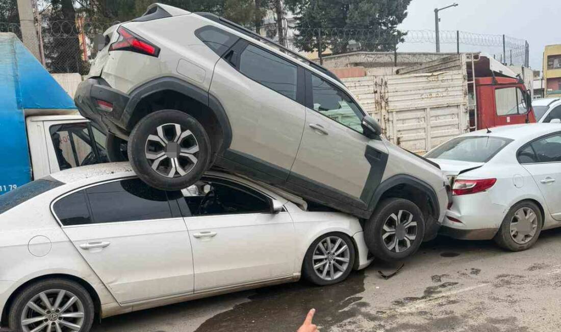 Mardin Kızıltepe'de 3 aracın karıştığı zincirleme trafik kazasında maddi hasar