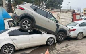 Mardin Kızıltepe'de 3 aracın karıştığı zincirleme trafik kazasında maddi hasar