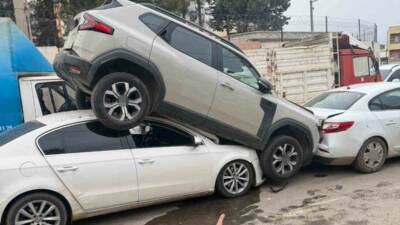 Mardin Kızıltepe'de 3 aracın karıştığı zincirleme trafik kazasında maddi hasar