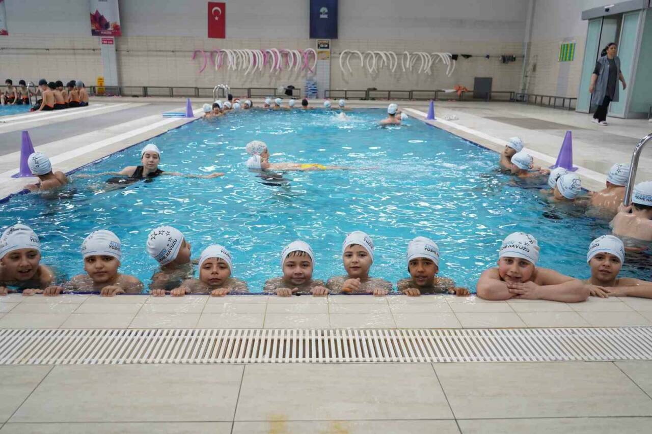 Şehitkamil Belediyesi, Gaziantep'teki ilkokul ve ortaokul öğrencilerine yönelik yüzme eğitimi