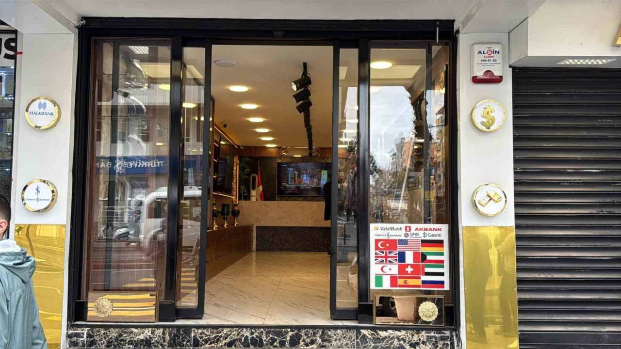 Diyarbakır’ın bir kuyumcu dükkanı, motosikletle gelen kimliği belirsiz şahıslar tarafından