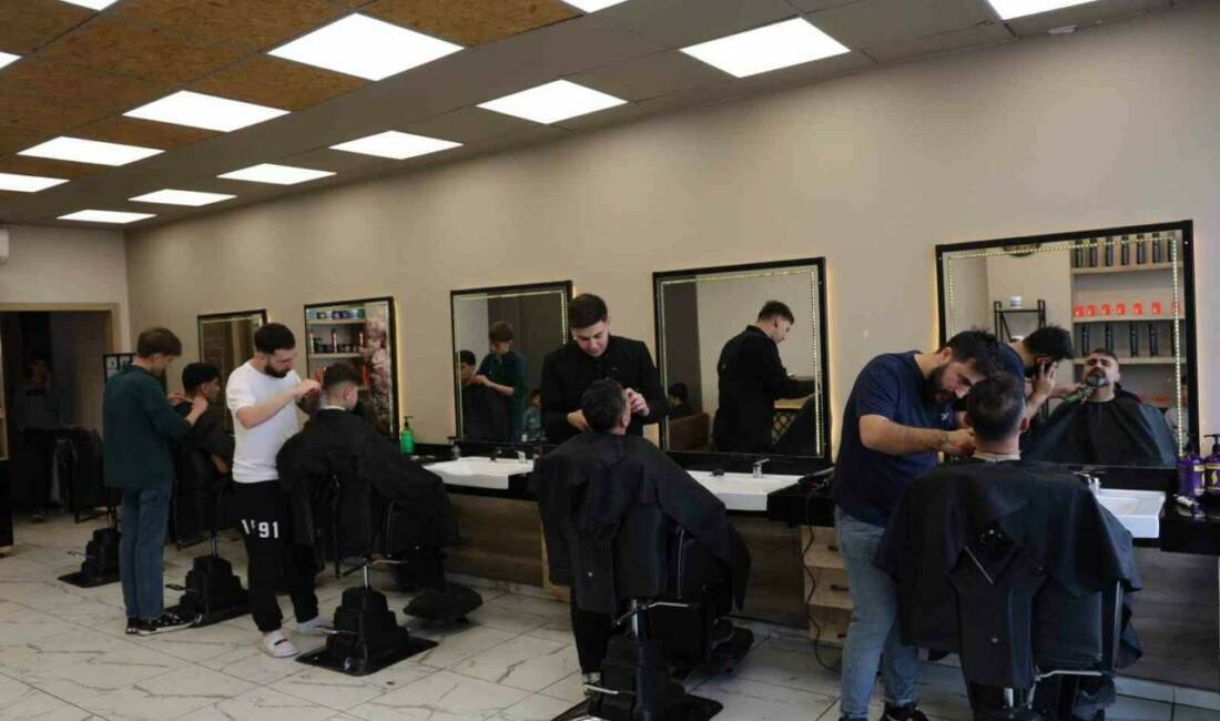 Diyarbakır’da, vatandaşlar bayram tıraşını son günlere bırakınca yoğunluk başlayan berberlerde