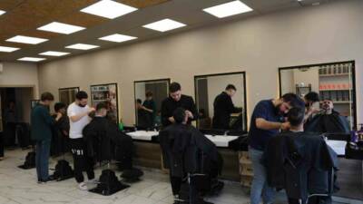 Diyarbakır’da, vatandaşlar bayram tıraşını son günlere bırakınca yoğunluk başlayan berberlerde