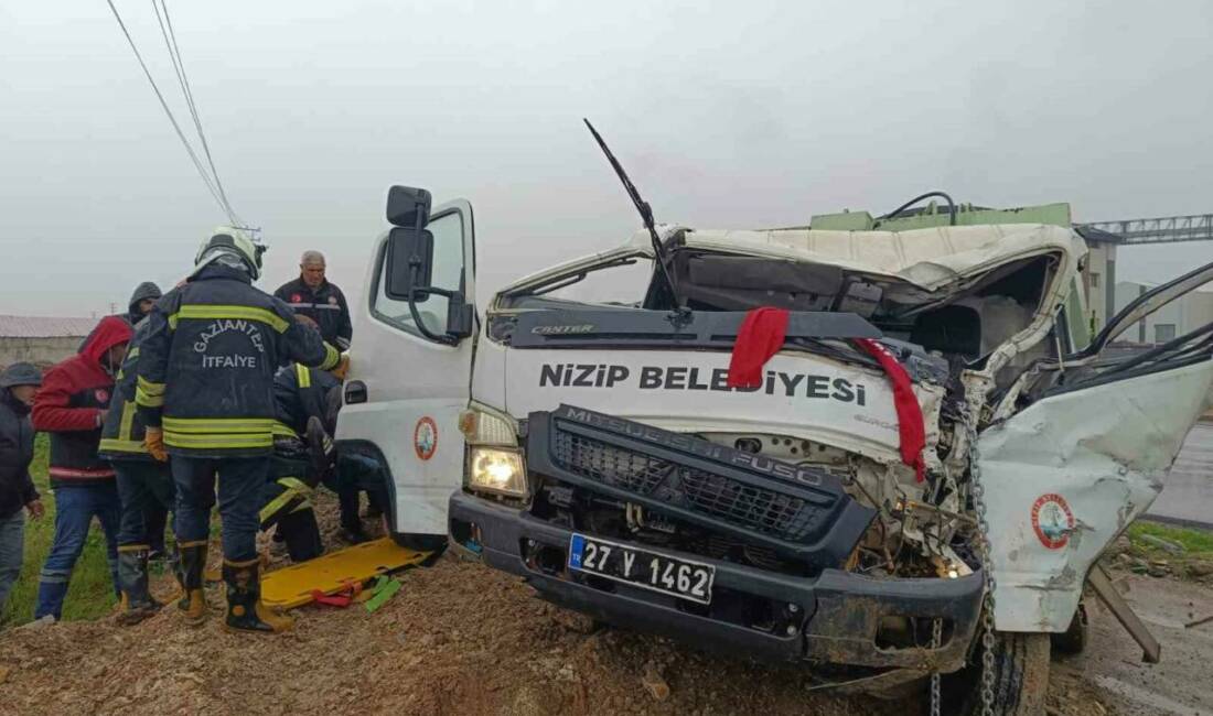 Gaziantep’in Nizip ilçesinde elektrik direğine çarpan belediye aracındaki sürücü yaralandı.
