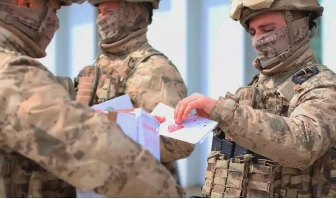 Samsun'dan minik öğrencilerin yazdığı mektuplar, Şırnak'taki Mehmetçiğe ulaştı ve askerler,