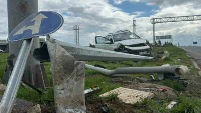 Diyarbakır’ın Bağlar ilçesinde öğrenci servisi ile otomobilin çarpışması sonucu meydana