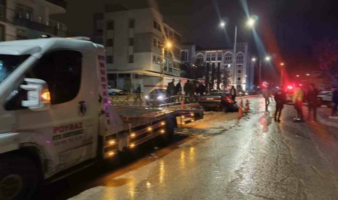 Adıyaman'da bir otomobilin alt yapı çukuruna düşmesi sonucu sürücü yaralandı