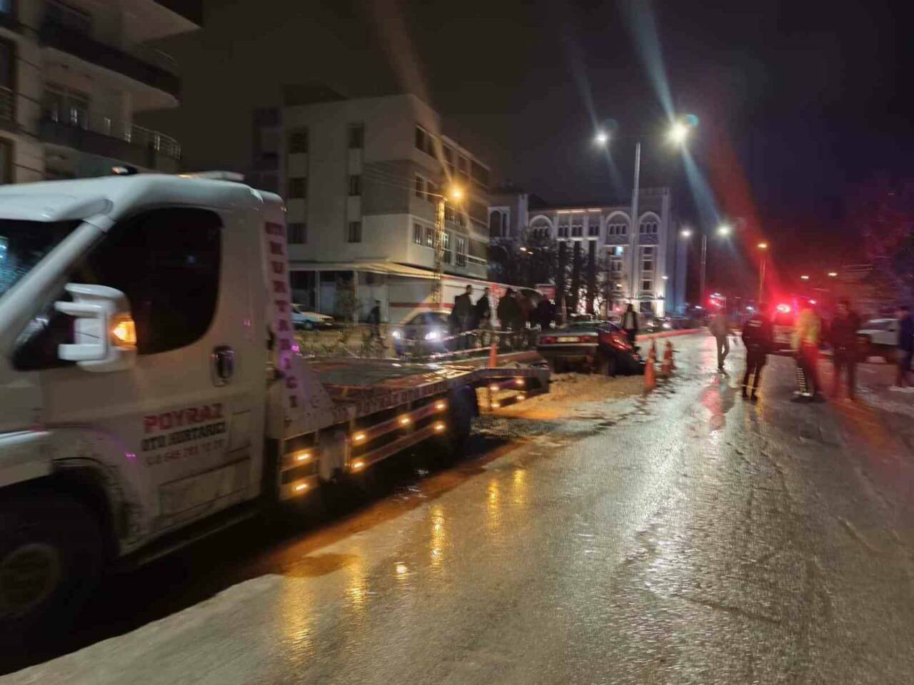 Adıyaman'da bir otomobilin alt yapı çukuruna düşmesi sonucu sürücü yaralandı