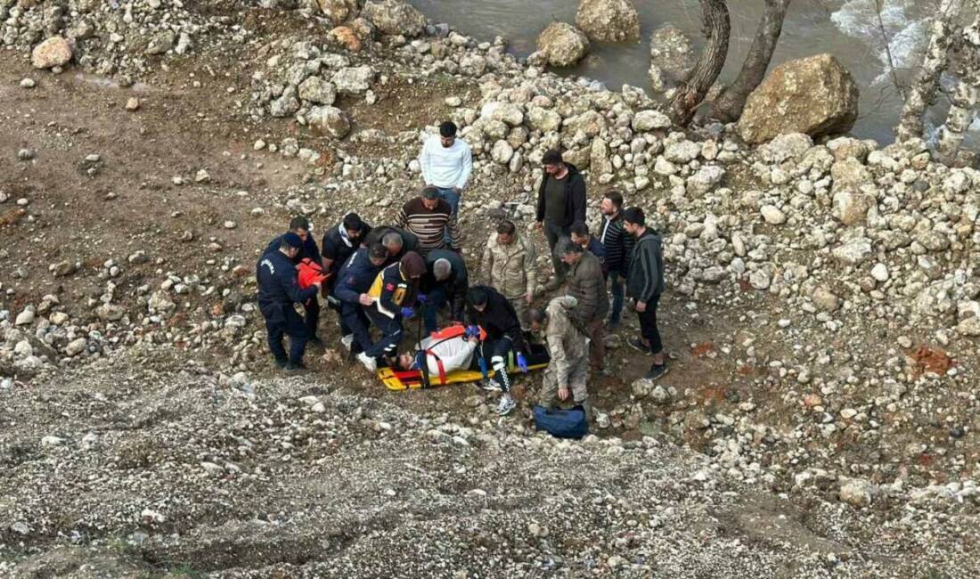 Adıyaman’da otomobilin dere yatağına yuvarlanması sonucu meydana gelen trafik kazasında