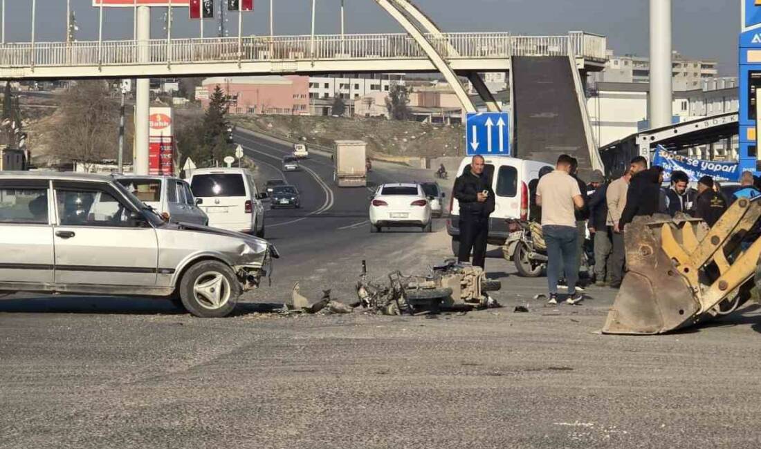 Şanlıurfa’nın Birecik ilçesinde, otomobil ile çarpışan motosiklet sürücüsü ağır yaralandı.