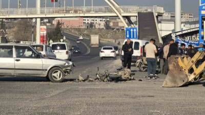 Şanlıurfa’nın Birecik ilçesinde, otomobil ile çarpışan motosiklet sürücüsü ağır yaralandı.