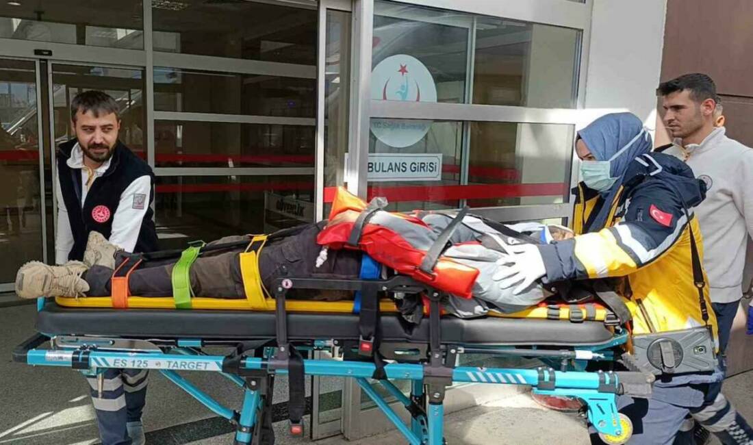 Adıyaman’da, bir otomobilin yol kenarındaki reklam direğine çarpması sonucu 3