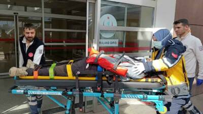 Adıyaman’da, bir otomobilin yol kenarındaki reklam direğine çarpması sonucu 3