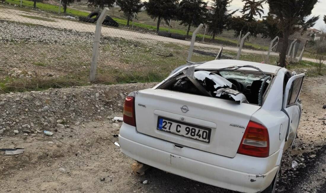 Adıyaman’da, otomobilin şarampole yuvarlanması sonucu 3 kişi yaralandı.