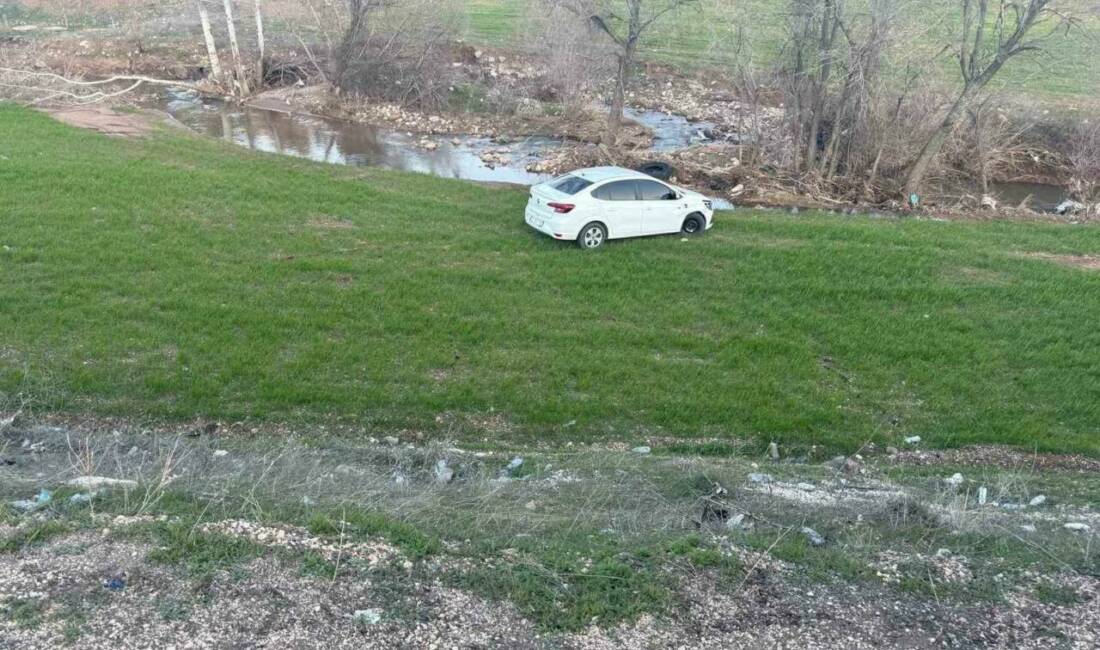 Adıyaman’ın Gölbaşı ilçesinde sürücünün direksiyon hakimiyetini kaybettiği otomobilin tarlaya yuvarlanması