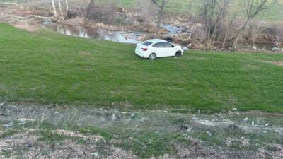 Adıyaman’ın Gölbaşı ilçesinde sürücünün direksiyon hakimiyetini kaybettiği otomobilin tarlaya yuvarlanması